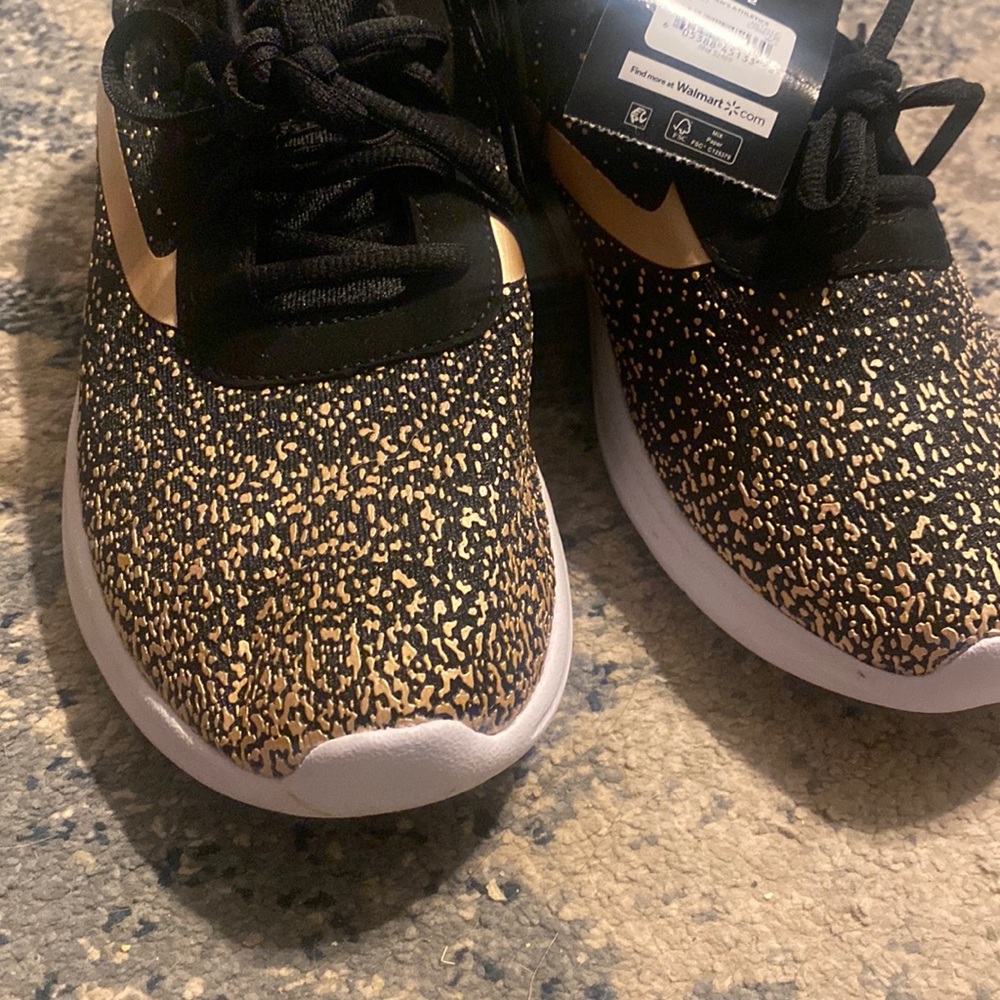 BNWT Sneakers - Picture 6 of 9